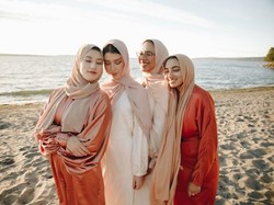 12 Ide Model Baju Lebaran Wanita 2024 untuk Hijab dan Non-Hijab