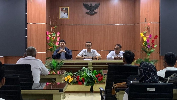 Bantuan Komputer Dukung Peningkatan Kualitas Pendidikan SDN di Karawang Pada era di mana teknologi komunikasi tengah berkembang pesat saat ini, masyarakat Indonesia memiliki hak untuk mengakses sumber informasi melalui perangkat komputer tanpa batasan waktu dan jarak. Masifnya informasi yang beredar menjadi sumber untuk meningkatkan pengetahuan dan menambah keterampilan bagi yang membutuhkan. Guna mendukung peningkatan kualitas pendidikan serta kesetaraan akses informasi, Peruri menyerahkan bantuan perangkat komputer kepada 10 (sepuluh) Sekolah Dasar Negeri di Karawang.