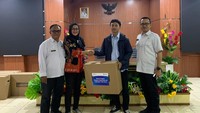 Bantuan tersebut diserahkan oleh Penanggung Jawab Strategic Corporate Branding & Tanggung Jawab Sosial dan Lingkungan Peruri, Dawam H. kepada Kepala Dinas Pendidikan, Pemuda dan Olahraga Kabupaten Karawang, Drs. Cecep Mulyawan yang didampingi oleh Kepala Bidang Perekonomian dan Sumber Daya Alam Bappeda Karawang, Nanang Fakhrurazi di Aula Bappeda Karawang pada Rabu (27/3). 