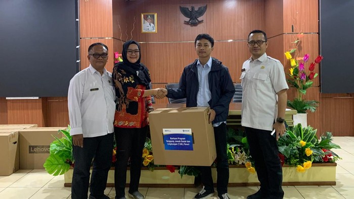 Bantuan Komputer Dukung Peningkatan Kualitas Pendidikan SDN di Karawang Pada era di mana teknologi komunikasi tengah berkembang pesat saat ini, masyarakat Indonesia memiliki hak untuk mengakses sumber informasi melalui perangkat komputer tanpa batasan waktu dan jarak. Masifnya informasi yang beredar menjadi sumber untuk meningkatkan pengetahuan dan menambah keterampilan bagi yang membutuhkan. Guna mendukung peningkatan kualitas pendidikan serta kesetaraan akses informasi, Peruri menyerahkan bantuan perangkat komputer kepada 10 (sepuluh) Sekolah Dasar Negeri di Karawang.