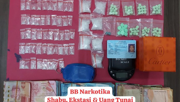 Barang bukti yang diamankan dari bandar narkoba di Pekanbaru. (Dok Polda Riau)