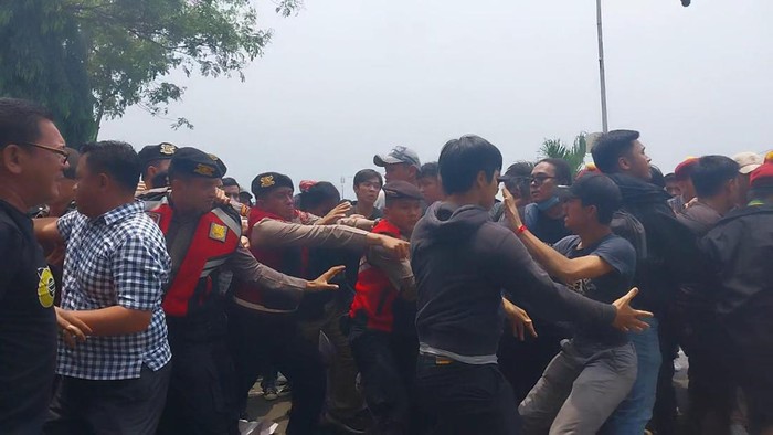 Bentrok massa aksi tuntut bebaskan ketua adat Simalungun Bentrok dengan polisi. (Finta Rahyuni/detikSumut)
