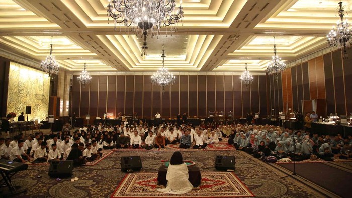 Ketua Umum DPP INSA Carmelita Hartoto dan Sekretaris Umum Darmansyah Tanamas memberikan santuan dalam acara INSA Berbagi dan Buka Puasa Bersama Anak Yatim di Jakarta, Rabu (27/3/2024).