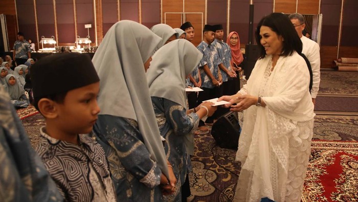 Ketua Umum DPP INSA Carmelita Hartoto dan Sekretaris Umum Darmansyah Tanamas memberikan santuan dalam acara INSA Berbagi dan Buka Puasa Bersama Anak Yatim di Jakarta, Rabu (27/3/2024).