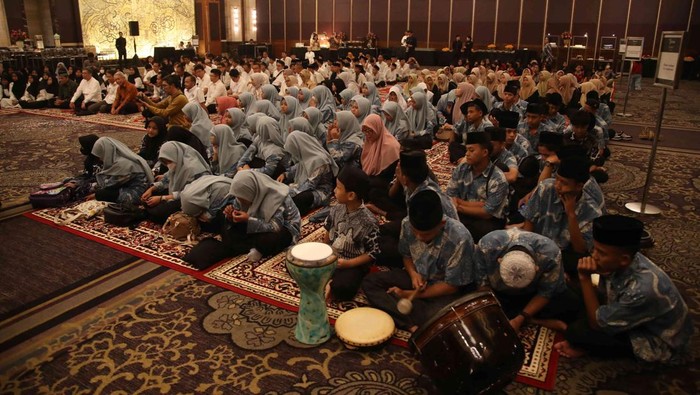 Berbagi Berkah dengan Santunan untuk Anak Yatim Ketua Umum DPP INSA Carmelita Hartoto dan Sekretaris Umum Darmansyah Tanamas memberikan santuan dalam acara INSA Berbagi dan Buka Puasa Bersama Anak Yatim di Jakarta, Rabu (27/3/2024).