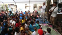 Tak hanya itu, McDonald’s Indonesia juga menyebarkan kisah-kisah teladan dan inspiratif para nabi beserta sahabatnya kepada anak-anak setempat dengan menghadirkan pendongeng profesional dalam kegiatan Safari Dongeng Ramadan (SADORA).