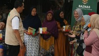 Dalam kegiatan ini, McDonald’s Indonesia dan BAZNAS RI berbagi ‘Hidangan Berkah Ramadan’ kepada 600 mustahik di Kampung Pemulung Pondok Aren, Tangerang Selatan. Hidangan yang dibagikan ini juga salah satunya bersumber dari donasi yang terkumpul dari masyarakat yang bersedekah melalui poster berisi kode QR BAZNAS RI yang tersebar di seluruh restoran McDonald’s Indonesia.