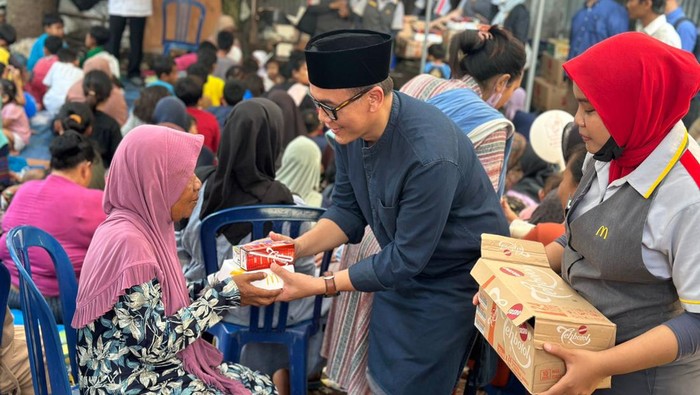 Berbagi Paket Buka dan Cek Kesehatan Gratis di Komunitas Pemulung Tangsel McDonaldβs Indonesia bersama BAZNAS RI berbagi berkah dan kebahagiaan dengan masyarakat marjinal di Kampung Pemulung Pondok Aren, Tangsel. Kegiatan ini dilakukan melalui βHidangan Berkah Ramadanβ.