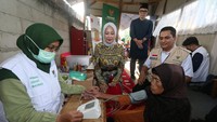 Selain membagikan paket berbuka, demi memberikan nilai tambah dan manfaat lebih kepada masyarakat setempat, McDonald’s Indonesia juga bekerja sama dengan Yayasan Ronald McDonald House Charities (RMHC) Indonesia untuk memberikan pemeriksaan kesehatan dan obat-obatan gratis kepada 150 warga, mulai dari anak-anak hingga lanjut usia.