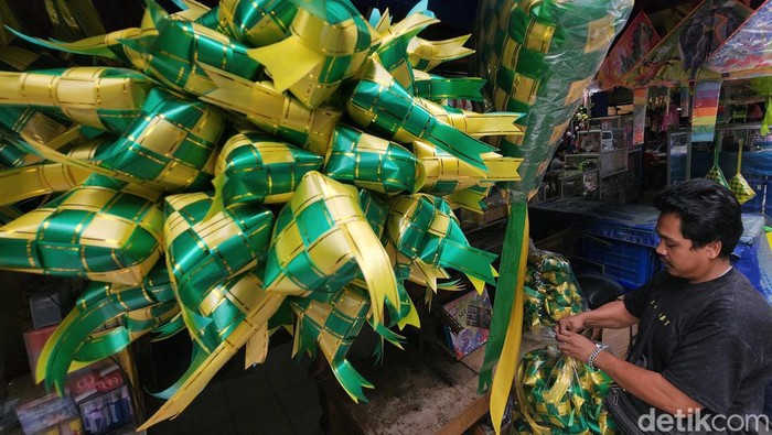 Warga mulai berburu pernak-pernik Lebaran. Seperti yang terlihat di Pasar Asemka, Jakarta.