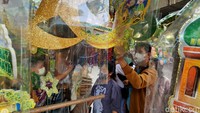 Sebuah toko pernak-pernik tampak ramai dikunjungi pembeli.  