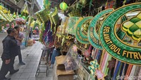 Penjualan pernak-pernik Ramadna dan Lebaran di Pasar Asemka, Jakarta, tampak ramai.