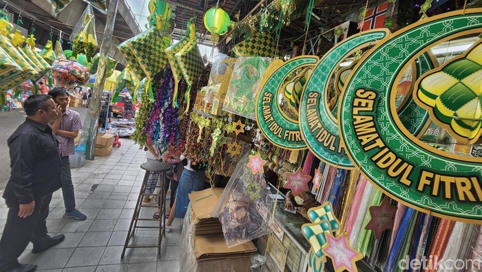 Berburu Pernik-pernik Lebaran di Pasar Asemka Warga mulai berburu pernak-pernik Lebaran. Seperti yang terlihat di Pasar Asemka, Jakarta.