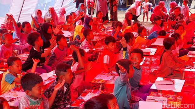 Bocah-bocah Terdampak Longsor Cipongkor Jalan Aktivitas di Pengungsian