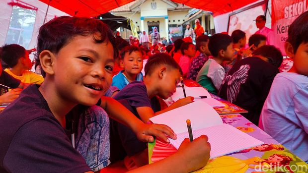 Bocah-bocah Terdampak Longsor Cipongkor Jalan Aktivitas di Pengungsian