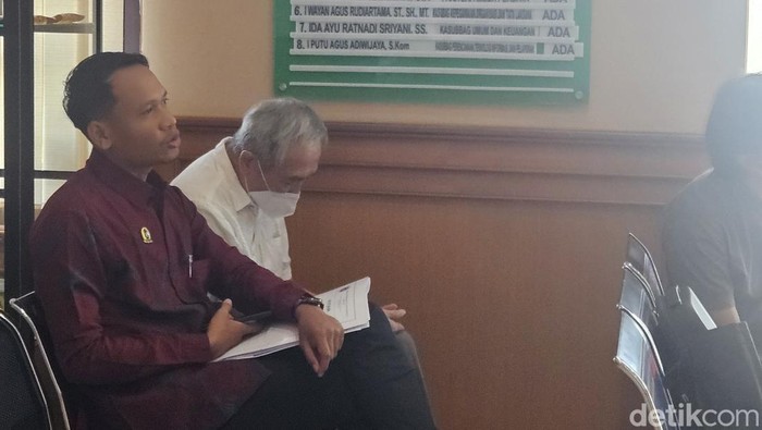 Pemilik Ayuterra Resort, Vincent Juwono, duduk di ruang tunggu PN Gianyar bersama pengacaranya, Rabu ( 27/3/2024). (Foto : Putu Krista/detikBali).
