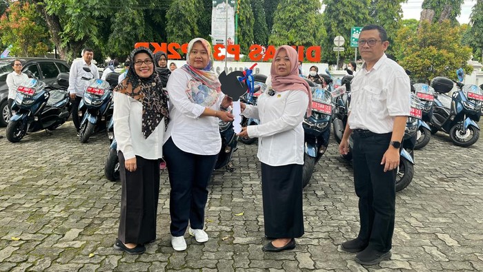 Bupati Sleman serahkan 20 unit kendaraan operasional untuk PLKB, di Kantor Dinas P3AP2KB, Rabu (27/3/2024).