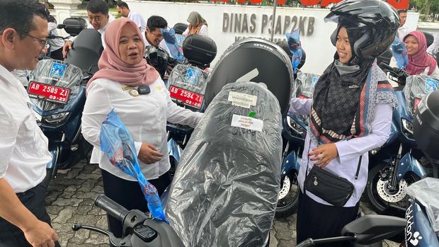 Bupati Sleman serahkan 20 unit kendaraan operasional untuk PLKB, di Kantor Dinas P3AP2KB, Rabu (27/3/2024).