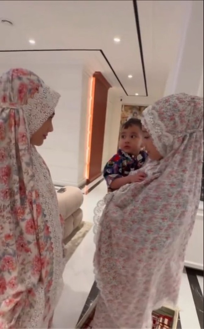 Video yang sudah ditonton 1,1 juta kali itu mengundang pertanyaan banyak netizen. Ada yang menduga kalau mantan istri Stefan William itu sudah mualaf, ada pula memberikan pujian untuknya. “masya Alloh Celine.. my fav artis,” tulis salah satu pengguna TikTok. Foto: Instagram/@celine_evangelista