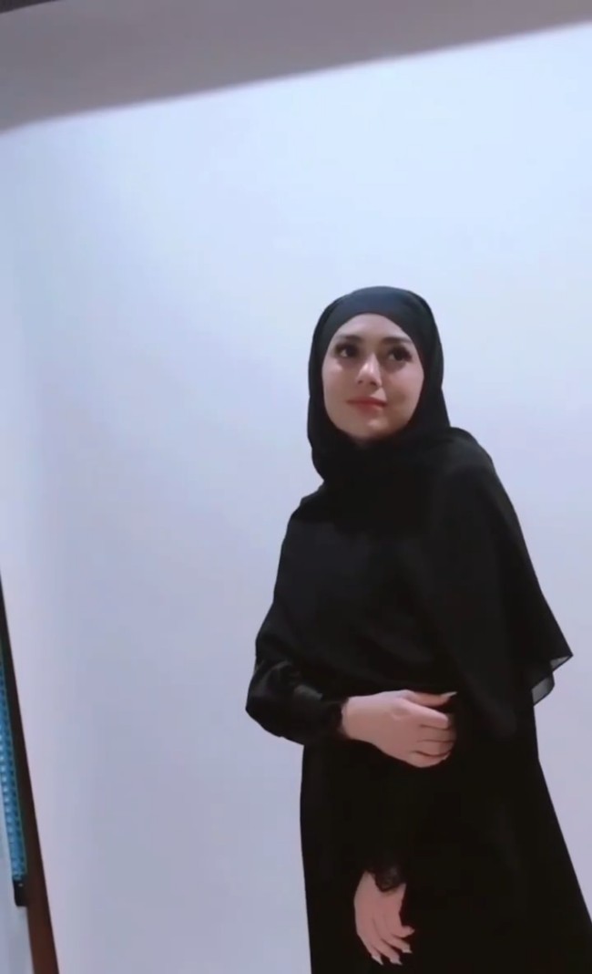 Sebelum kedapatan pakai mukena di rumah Raffi Ahmad dan Nagita Slavina, Celine Evangelista beberapa kali tampil berhijab. Ini salah satunya ketika berpakaian serba hitam dengan jilbab simple. Foto: Instagram/@celine_evangelista