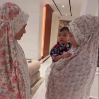 Video yang sudah ditonton 1,1 juta kali itu mengundang pertanyaan banyak netizen. Ada yang menduga kalau mantan istri Stefan William itu sudah mualaf, ada pula memberikan pujian untuknya. “masya Alloh Celine.. my fav artis,” tulis salah satu pengguna TikTok. Foto: Instagram/@celine_evangelista