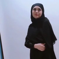 Sebelum kedapatan pakai mukena di rumah Raffi Ahmad dan Nagita Slavina, Celine Evangelista beberapa kali tampil berhijab. Ini salah satunya ketika berpakaian serba hitam dengan jilbab simple. Foto: Instagram/@celine_evangelista