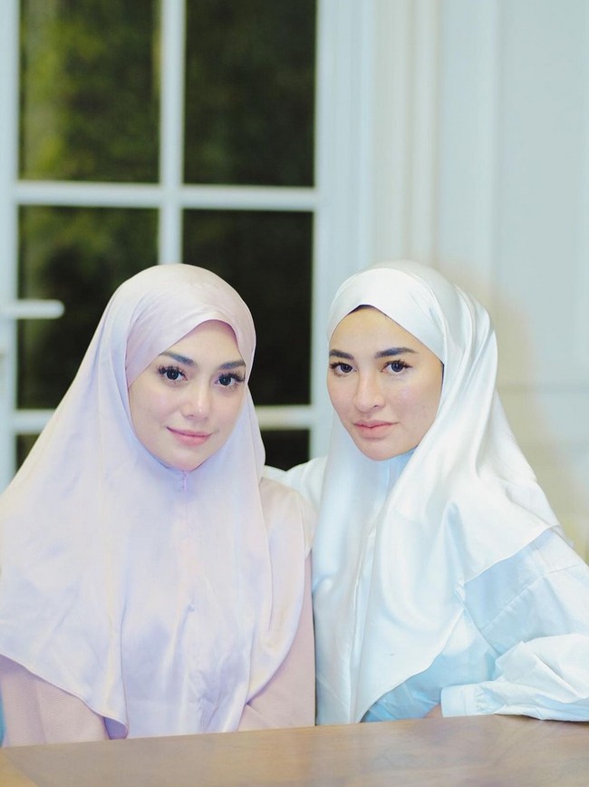 Hingga saat ini Celine Evangelista belum mengonfirmasi secara resmi soal keyakinannya. Dalam sebuah wawancara pada tahun lalu, dia mengaku merasa sangat nyaman dan senang saat memakai hijab. Foto: Instagram/@celine_evangelista