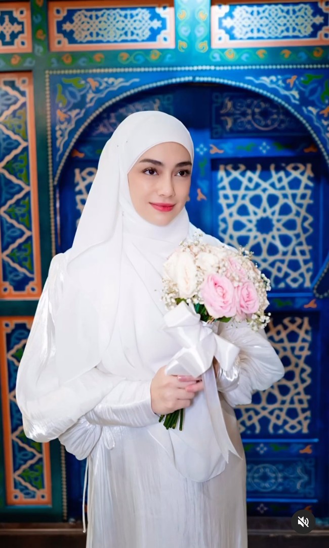 Sempat dicibir diduga mempermainkan agama, Celine menegaskan bahwa dirinya tidak seperti itu. Ia mengaku selama ini dirinya memang lahir dan besar di keluarga dengan perbedaan agama. Hal itu bukan masalah baginya dan terus saling menghormati. Foto: Instagram/@celine_evangelista