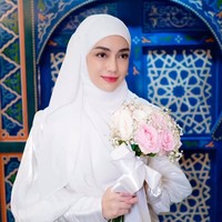 Sempat dicibir diduga mempermainkan agama, Celine menegaskan bahwa dirinya tidak seperti itu. Ia mengaku selama ini dirinya memang lahir dan besar di keluarga dengan perbedaan agama. Hal itu bukan masalah baginya dan terus saling menghormati. Foto: Instagram/@celine_evangelista