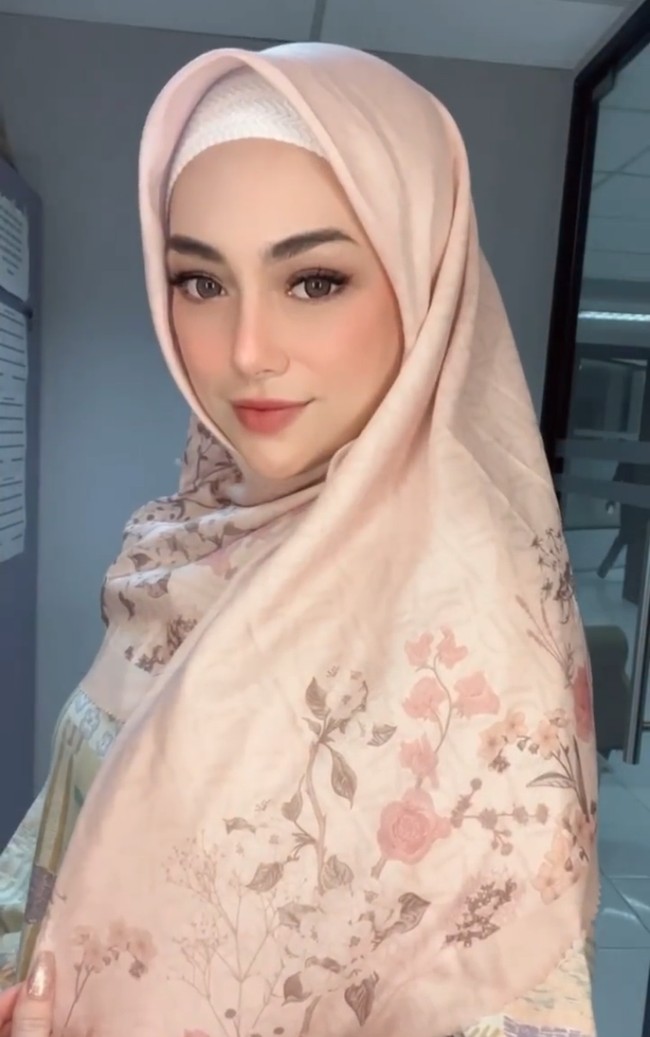 Ibu empat anak ini juga pernah meng-endrose produk hijab dari beberapa brand busana muslim. Foto: Instagram/@celine_evangelista