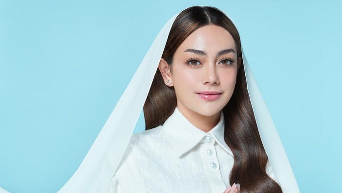 Celine Evangelista Berhijab