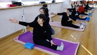 Para lansia belajar dalam kelas yoga. Salah satu peserta mengatakan, agar tetap bugar agar bisa mengimbangi kelima cucunya dan menunda masuk ke panti jompo.