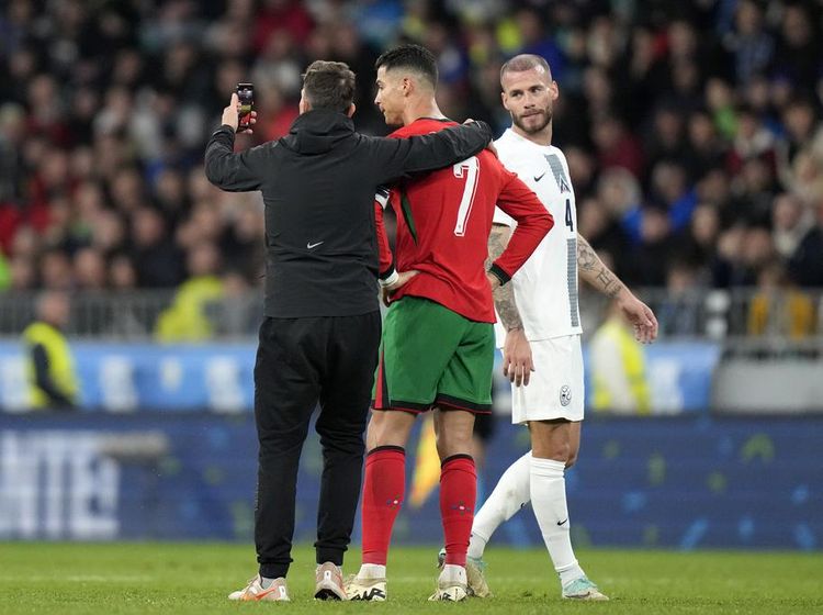 Cekrek! Cristiano Ronaldo pun Selfie sama Penyusup Lapangan
