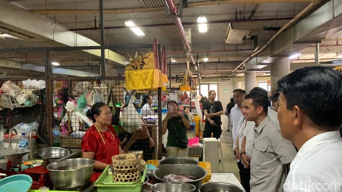 Direktur Stabilisasi Pasokan dan Harga Pangan (SPHP) Badan Pangan Nasional Maino Dwi Hartono beserta tim saat melakukan pengecekan ketersediaan bahan pokok di Pasar Badung, Bali, Rabu (27/3/2024). (Siti Muamalah)