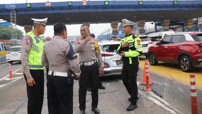 Dirlantas Polda Metro Jaya Kombes Latif Usman turun ke lokasi mengecek kecelakaan beruntun di GT Halim