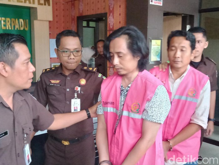 Dua bekas karyawan bank BUMN ditahan Kejari Klaten, Rabu (27/3/2024), karena diduga korupsi.
