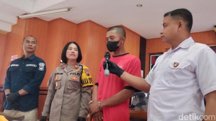 T saat dihadirkan di Mapolres Klaten untuk konferensi pers.