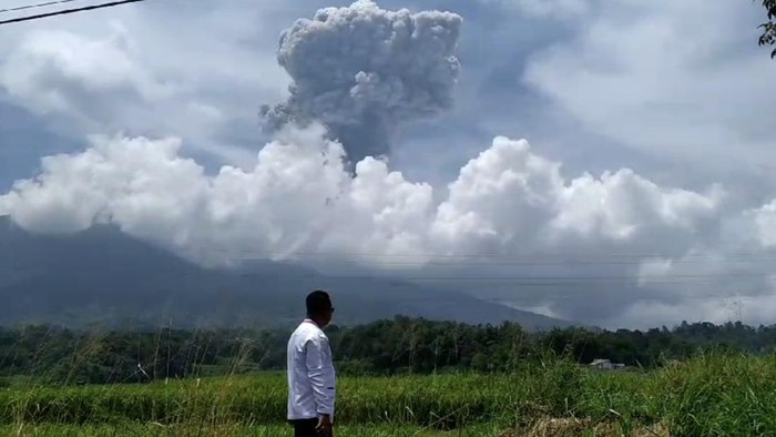 Erupsi Gunung Marapi siang ini. (istimewa)