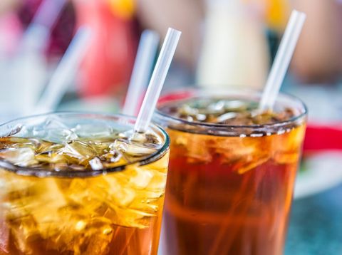 es teh manis Macro closeup of iced tea or soda with ice cubes and straw in glass