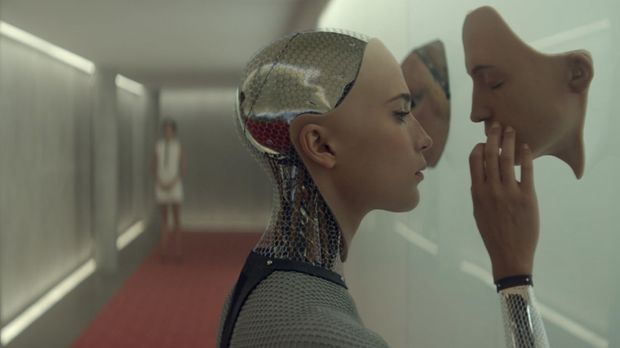 Cuplikan adegan Alicia Vikander di Ex Machina.