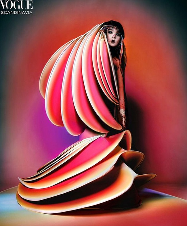 Bjork juga tampil unik dengan gaun karya KWK by KAYKWOK. Gaun berlayer warna merah ini bak karya seni yang cocok dengan kepribadian Bjork yang kerap tampil extravaganza. Foto: dok. Vogue Scandinavia