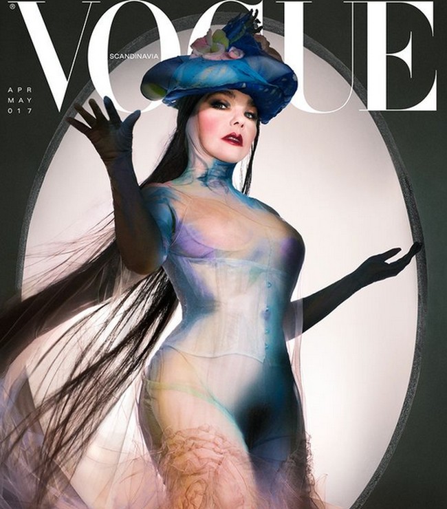 Dalam pemotretan tersebut, Bjork tampil dengan dress yang disebut sebagai ‘gaun paling ikonik 2024’. Wanita 58 tahun itu mengenakan gaun menerawang yang menampilkan bulu kemaluan. Foto: dok. Vogue Scandinavia