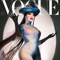 Dalam pemotretan tersebut, Bjork tampil dengan dress yang disebut sebagai ‘gaun paling ikonik 2024’. Wanita 58 tahun itu mengenakan gaun menerawang yang menampilkan bulu kemaluan. Foto: dok. Vogue Scandinavia