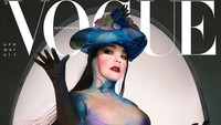 Foto Penampilan Bjork Pakai Dress Vulgar di Pemotretan Vogue