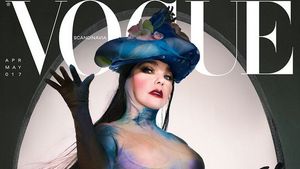 Foto Penampilan Bjork Pakai Dress Vulgar di Pemotretan Vogue