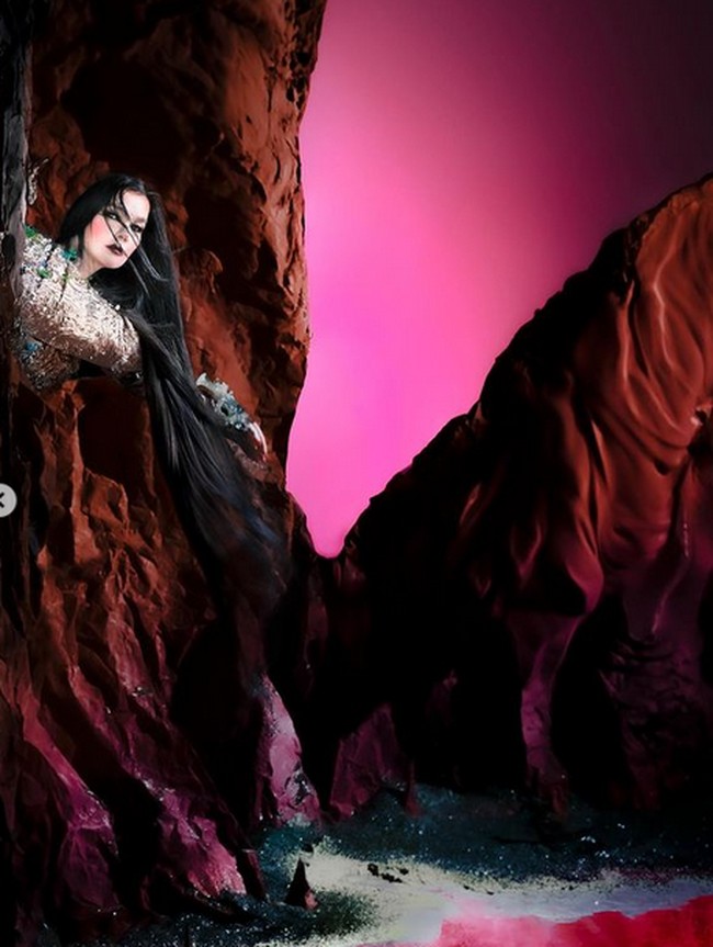 Penyanyi Bjork menjadi model untuk Vogue Scandinavia. Penampilan high fashion-nya dengan kesan ‘mistis’ mencuri perhatian. Foto: dok. Vogue Scandinavia