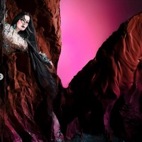 Penyanyi Bjork menjadi model untuk Vogue Scandinavia. Penampilan high fashion-nya dengan kesan ‘mistis’ mencuri perhatian. Foto: dok. Vogue Scandinavia