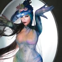 Gaun karya John Galliano untuk Maison Margiela tersebut terbuat dari bahan tulle sutra di bagian dalamnya dipakaikan korset dengan aksen merkin (wig bulu kemaluan) yang terbuat dari rambut manusia asli. Foto: dok. Vogue Scandinavia