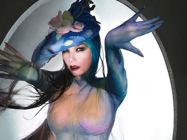 Gaun karya John Galliano untuk Maison Margiela tersebut terbuat dari bahan tulle sutra di bagian dalamnya dipakaikan korset dengan aksen merkin (wig bulu kemaluan) yang terbuat dari rambut manusia asli. Foto: dok. Vogue Scandinavia