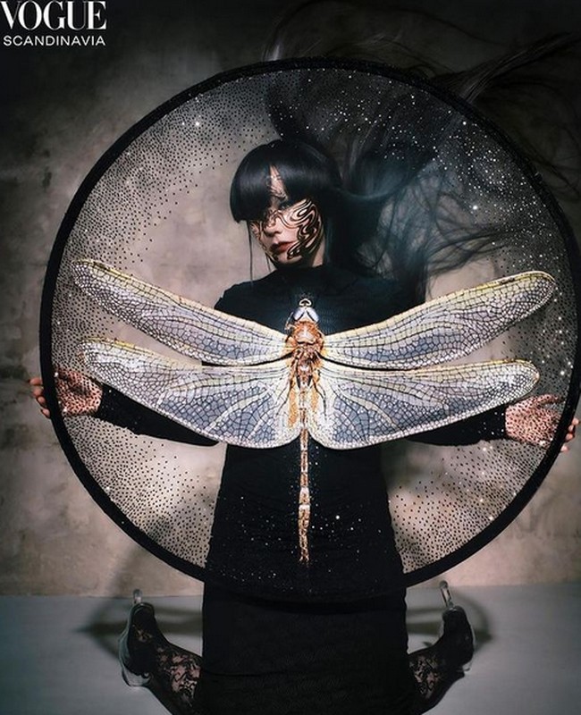 Bjork juga tampil dengan dress hitam dengan aksen capung raksasa di bagian tengahnya. Foto: dok. Vogue Scandinavia